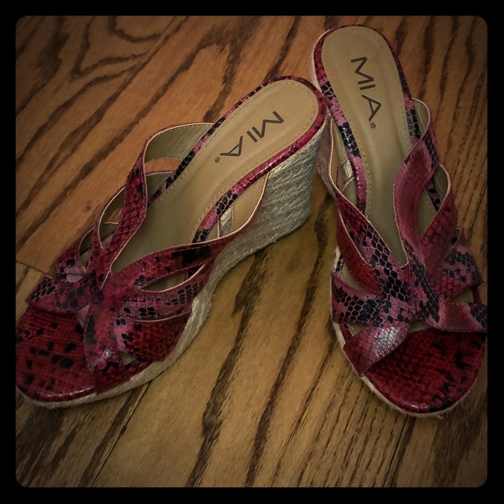 Red and black MIA faux snakeskin wedges NWOT
